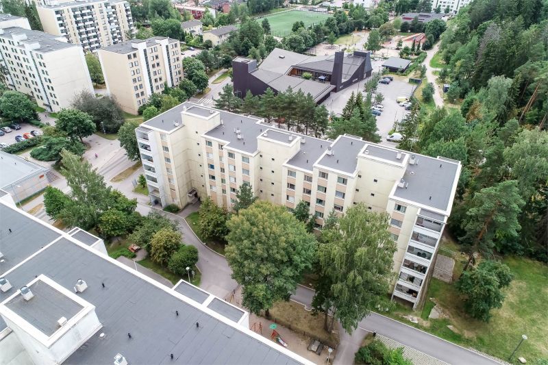 Vapaa toimitila vuokrattavana Espoon KirstinmäessäKaksitasoinen toimitila heti vapaana. Yläkerrassa on kolme erillistä huonetta ja wc. Alakerrassa viisi erillistä huonetta, keittiö, vessat, siivouskomerot sekä pieni varastotila. Tilassa on toiminut aiemmin päiväkoti, joten pienellä pintaremontilla...