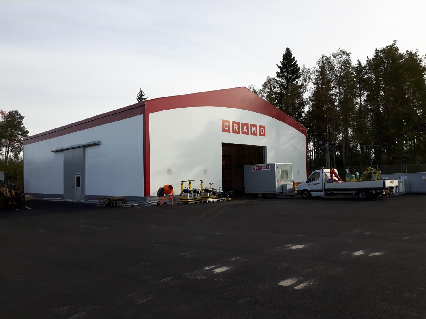 Halli isolla pihalla