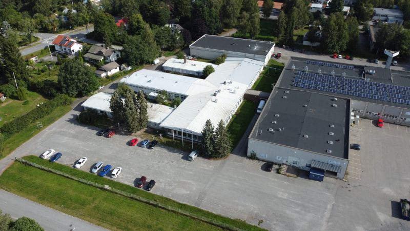 Toimitilakokonaisuus vapautumassa uudelle käyttäjälle. Pinta-ala 1100-1400m2 on suuntaa antava ja sopimusta tehdessä määräytyy tarkemmin. Tarjolla samassa kokonaisuudessa myös n. 600m2 korkeaa hallitilaa.