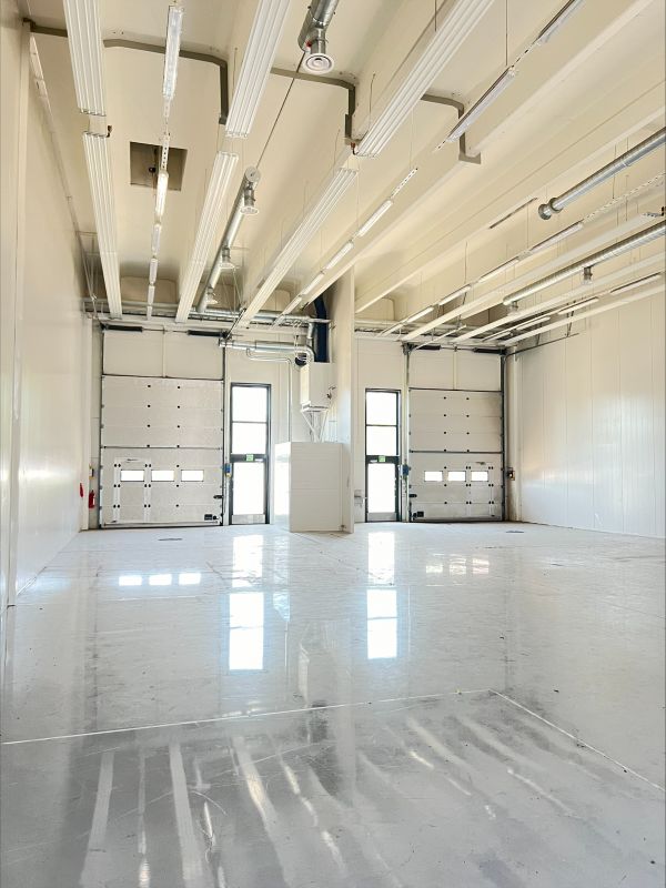 Vapautumassa oleva läpiajettava tila 344 m² soveltuu monipuolisesti varasto-, liike- tai korjaamokäyttöön. 