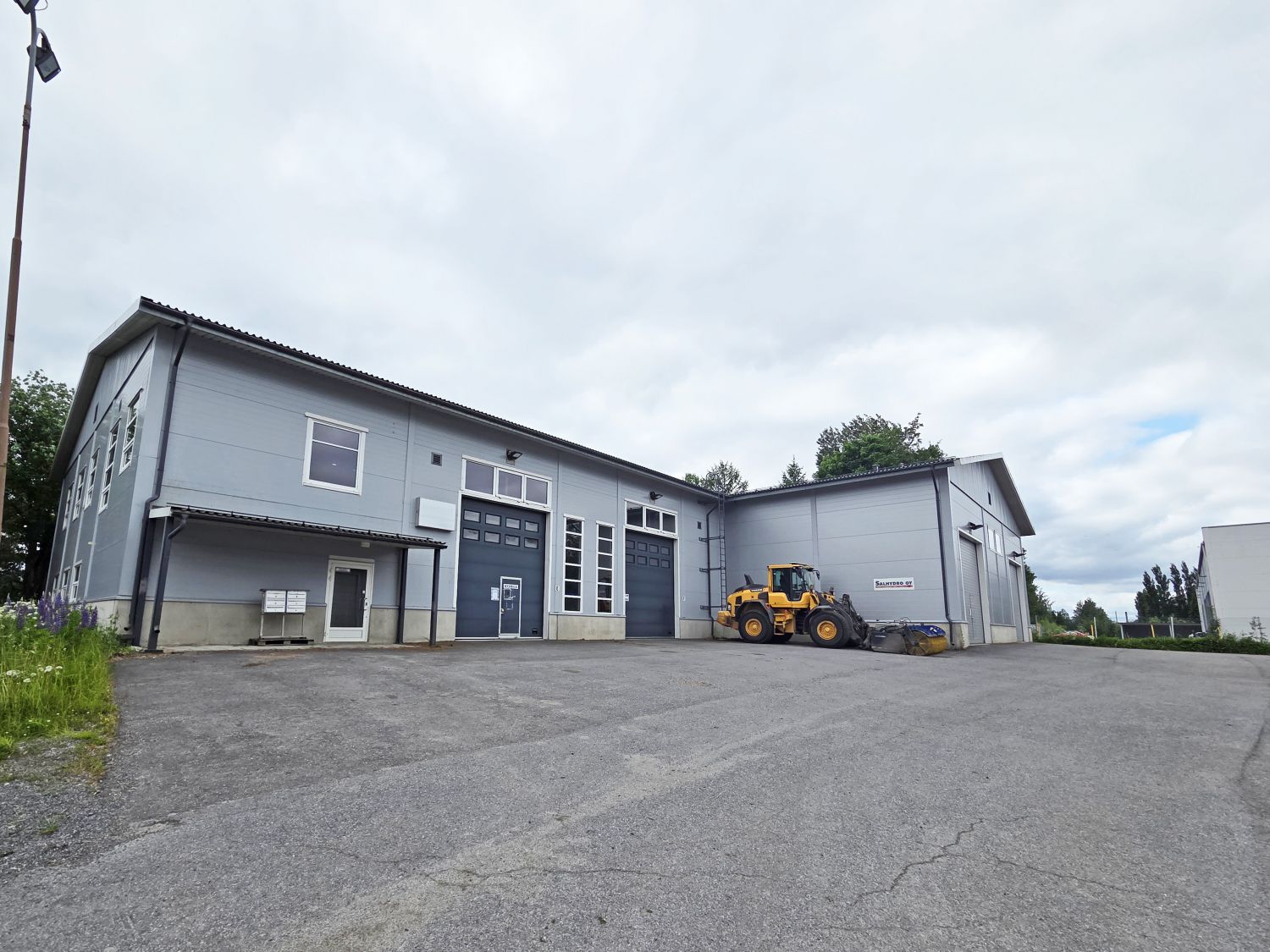 Vuokrataan noin 1200 m2 hallitilaa Vehmaisista Kangasalantien varrelta. Kokonaisuudesta korkeaa hallitilaa (vapaa korkeus noin 6,5 m) yhteensä noin 970 m2. 2. kerroksessa toimisto- ja taukotilaa noin 117 m2. ja 2. kerroksen alapuolella matalampaa tuotanto/varastotilaa sekä sosiaalitilat.Tila jakau...