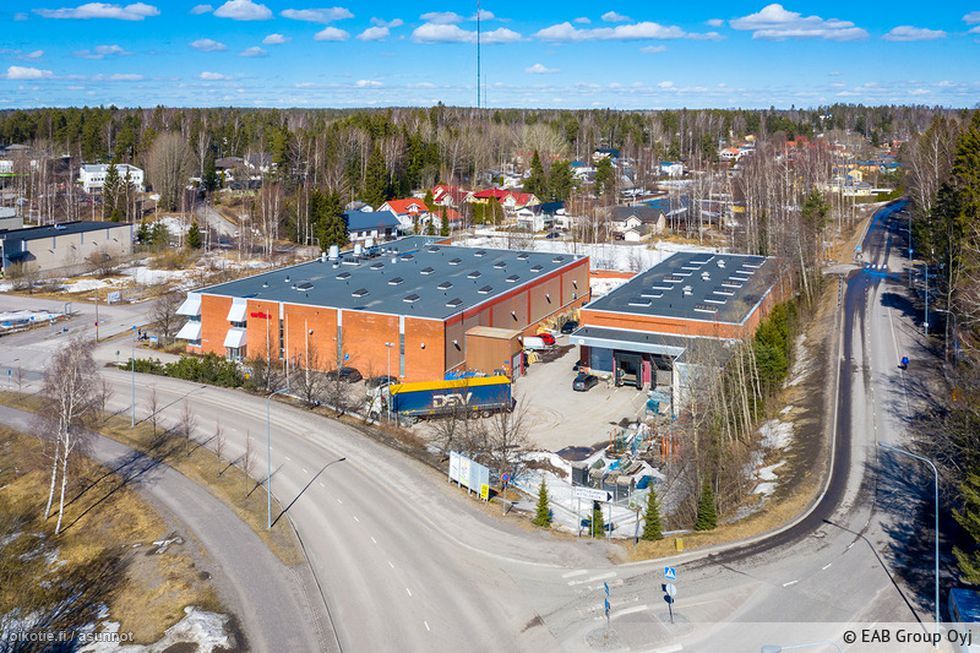 Vuokrataan toisen kerroksen toimitila kehittyvällä Kiviruukin alueella. Tila koostuu useista toimistohuoneista, neuvotteluhuoneesta sekä pienestä varastohuoneesta, ja käytössä ovat myös omat wc-tilat.Sijainti aivan Länsiväylän ja Kivenlahden metroaseman läheisyydessä takaa sujuvan saavutettavuuden...