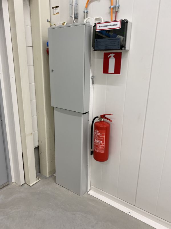 Sähkökeskus. Mahdollista tehdä laajennuksia sähköpisteisiin, tai asentaa esim sähköautolle latauspiste. jne