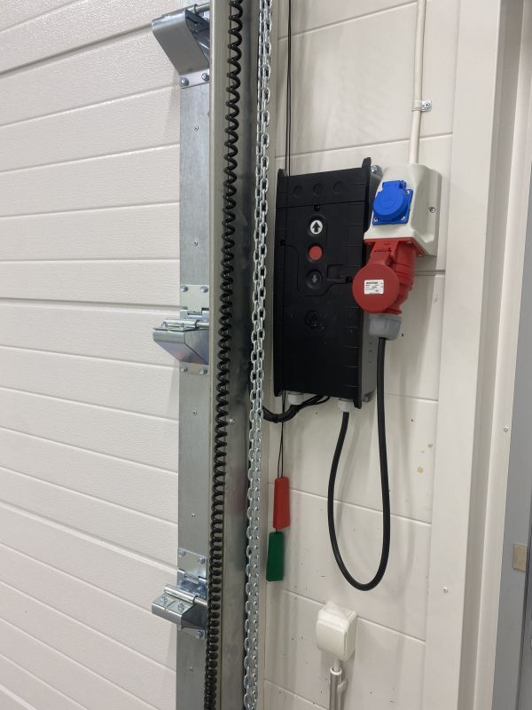 Sähkötoiminen nosto-ovi