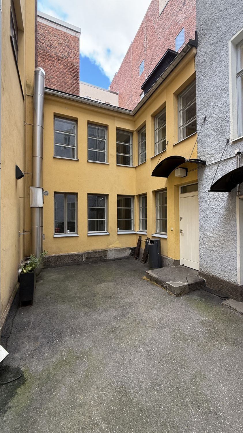 Harvoin tarjolla oleva, arvokiinteistön sisäpihalla oleva kahden kerroksen toimitila.