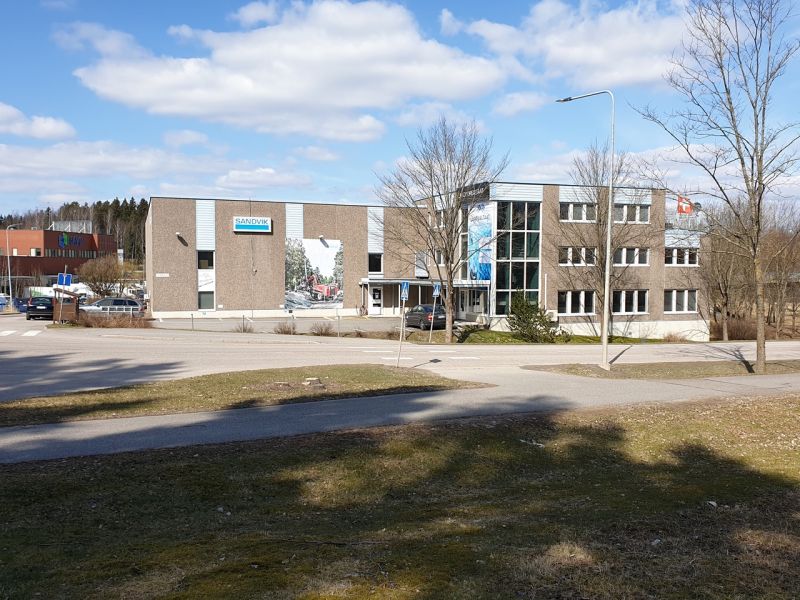 207 m2 näkyvän paikan myymälä-/toimistotila maantasossa Petikossa 500 m kehä 3 rampilta. Pohjakuva: www.jonne.fi