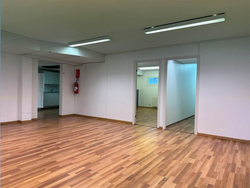 Vapaa toimitila heti vuokrattavissa PihlajamäessäKiinteistön kivijalassa kolmen toimistohuoneen ja ison aulan sisältävä toimitila, jossa minikeittiö ja kaksi wc:tä. Toimitilaan on kulku suoraan ulkoa.Taloyhtiöltä mahdollista vuokrata autopaikkoja paikkatilanteen mukaan. Lisäksi kadunvarresta löy...