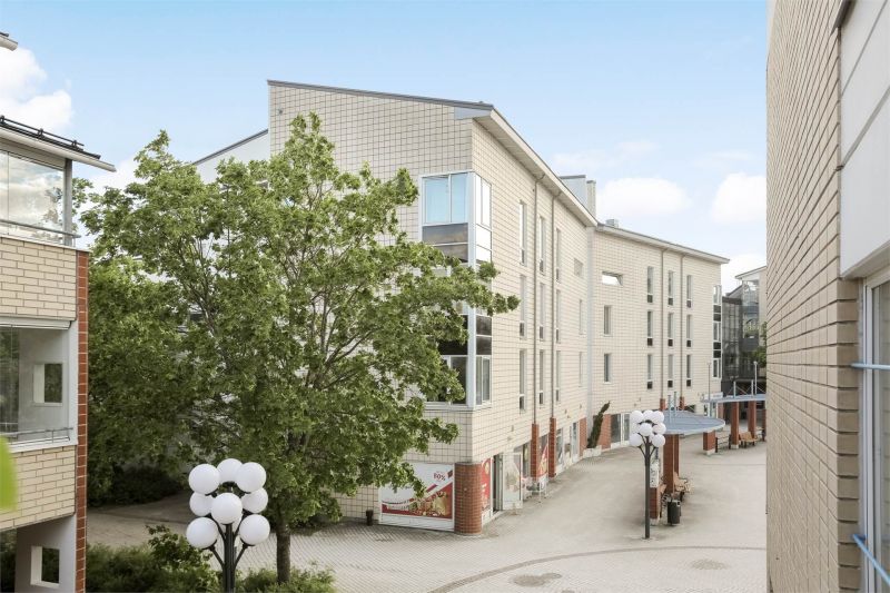 Heti vapaa katutason kulmatila Keravan keskustassa vuokrattavissaKeravan keskustan ja juna-aseman vieressä 127 m2 katutason kulmatila suurine ikkunoineen heti vuokrattavana. Liiketila on pääosin avointa tilaa, joten helposti muokattavissa mieleiseksi. Lisäksi löytyy kaksi sisäänkäyntiä, esim. toin...