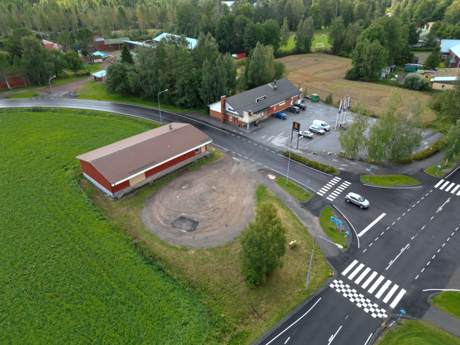 Liikekiinteistö keskeisellä paikalla Siikaisten keskustassa.Ryhdikäs rakennus, jossa pitkään toiminut lähikauppa. Rakennuksen kerrosala noin 308 neliötä. Hyvin muunneltavissa oleva rakennus, jonka edessä lastauslaituri. Lämmin myymälätila ja varastotila likimain samankokoiset. Myymälätilan yhtey...