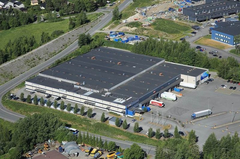 Vuokrataan varasto-/logistiikkatilaa usealla lastaustaskulla, pienellä toimistolla sekä sosiaalitiloilla.


