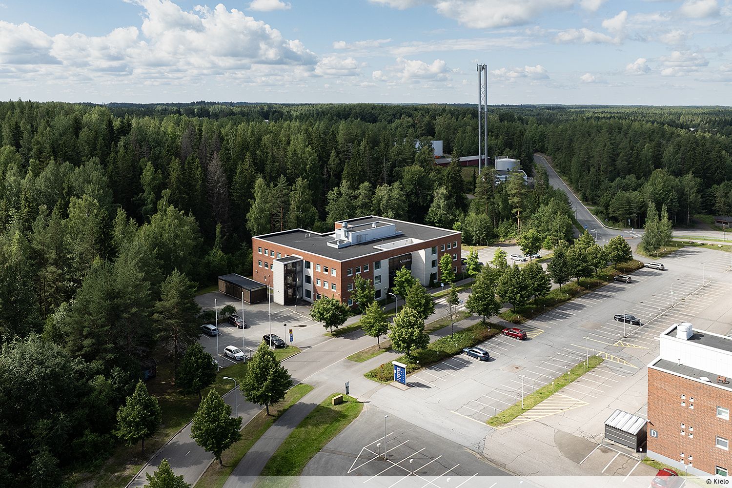 Vuokrattavana iso avarara toimitilakokonaisuus, joka kattaa avotoimistoja sekä pieniä toimistohuoneita, käytössä on koko oma siipi. Tilassa on myös oma keittiö. Kohde sijaitsee Lappeenrannan Skinnarilassa, loistavien kulkuyhteyksien äärellä. Ota yhteyttä ja kysy lisätietoja!