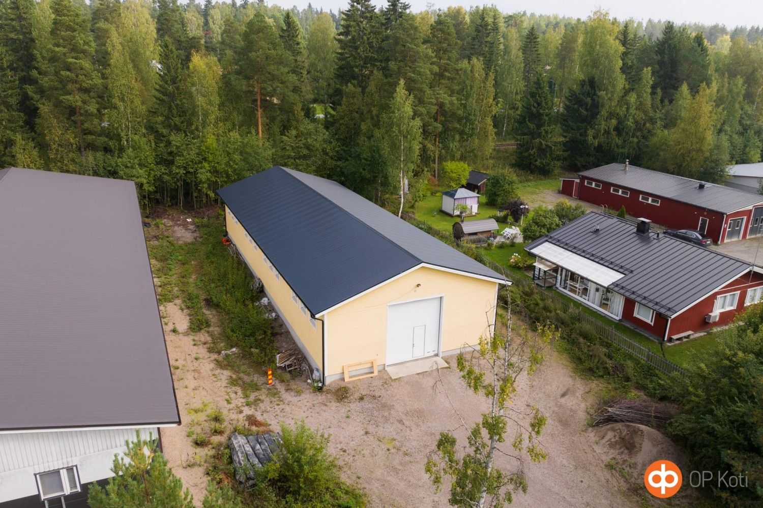 Äänekosken Teollisuuskadulla v. 2012 valmistunut teollisuushalli. Yhtenäistä hallitilaa, wc. (ulkomitat 30,4 x 11m) Edullinen maalämpö lattialämmityksellä. Varustuksena nosto-ovi (3,6 x4,1m), lattiakaivo, voimavirta.  Oma 1246 m2 tontti. Rakennusoikeus e=0,5. Myydään tai vuokrataan. Vapautuu nopeas...