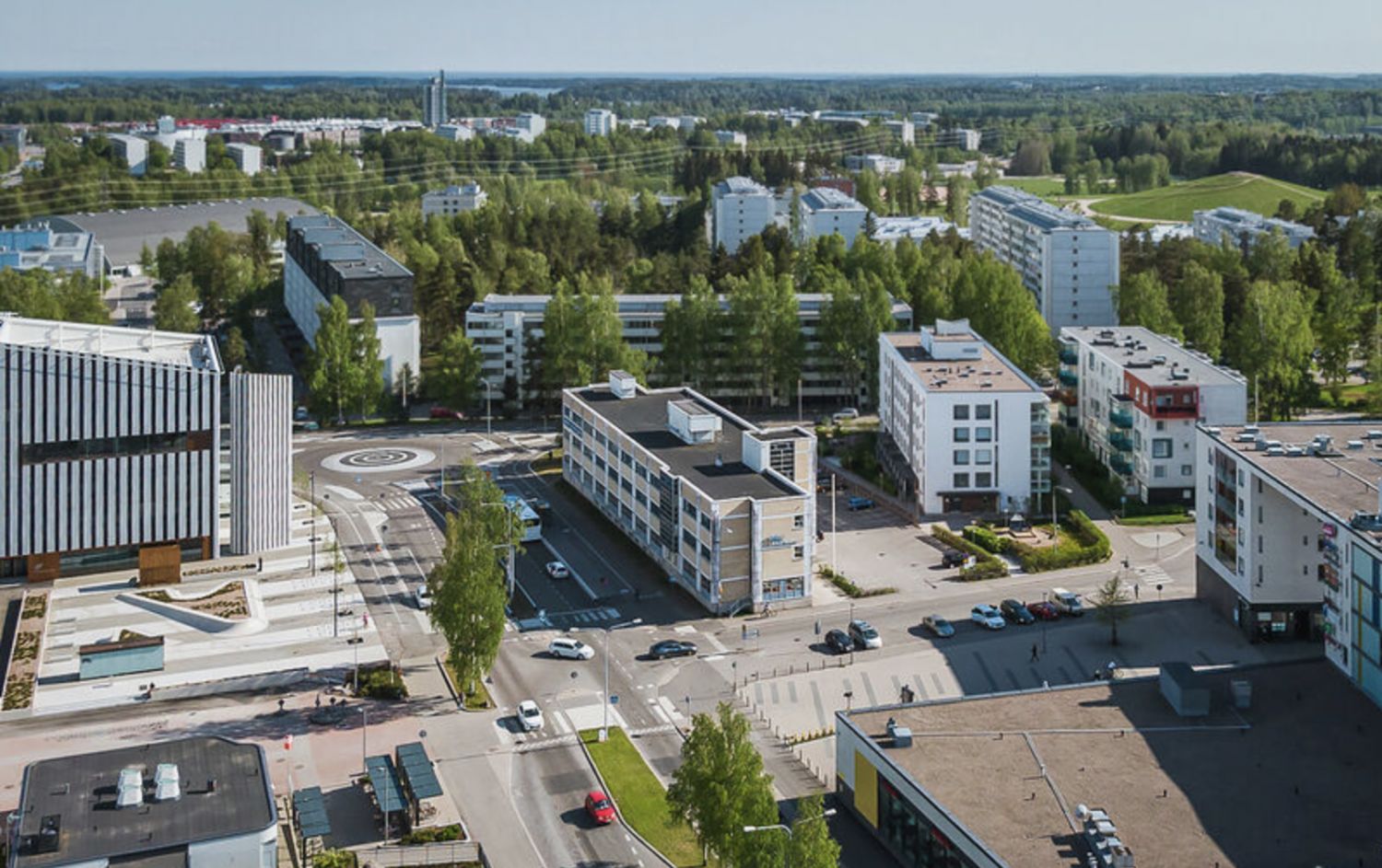 Vuokrattavana Myllypuron kampuksen vierestä 1. kerroksen kattava koulutustila. Toimitila koostuu yhdeksästä luokkahuoneesta, tauko-, varasto- ja toimistohuoneista, vessoista ja muista tukitiloista, kuten palvelinhuoneesta ja keittokomerosta. Sisäänkäynti tilaan on suoraan pihalta.Kaikki tarpeellis...