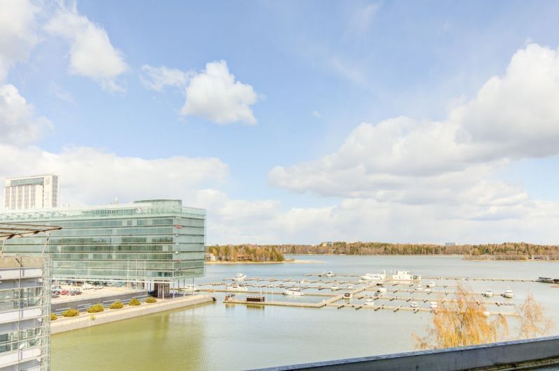 Vuokrattavana 2. kerroksen täysin uudistettua, modernia, valoisaa toimistotilaa.