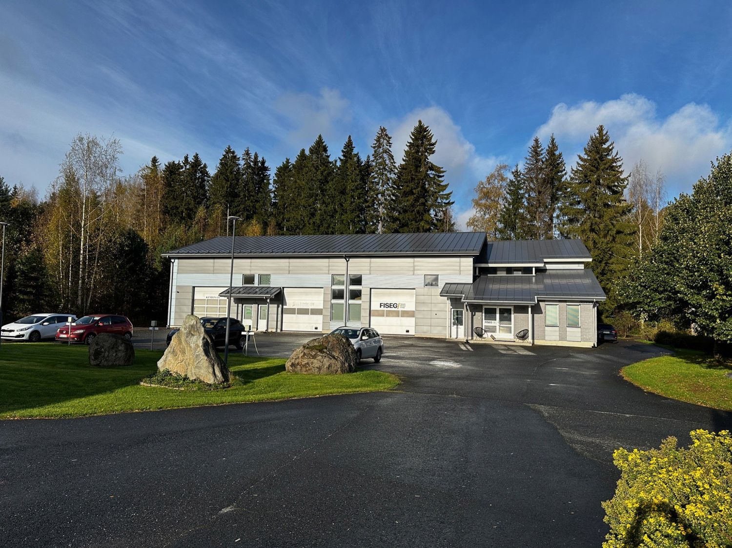 Myydään Ylöjärven Teivon teollisuuspuiston alueella sijaitseva tontti ja toimitilarakennus. Oma tontti, pinta-ala 2283 m2. Rakennustehokkuus e= 0,5. Kiinteistö sijaitsee pohjavesialueella ja kaava asettaa rajoituksia toiminnalle. Alueella on siistejä ja ympäristölle haittaa tuottamattomia toimijoi...