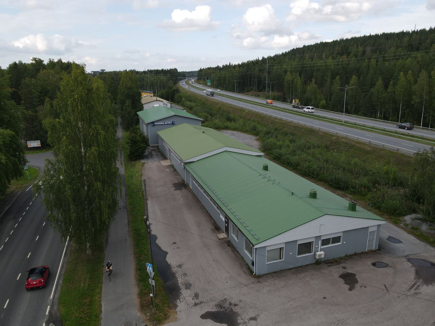 Myydään liike- ja varastokiinteistö Sääksjärvi, Lempäälä.Sijainti: Kuokkalan teollisuusalueella. Tampereen keskustaan on 10 km moottoritietä pitkin ja Lempäälän kuntakeskukseen noin 13 km.Tontti: Omistustontti, pinta-ala 3218 m2. Asemakaava. Tonttitehokkuusluku e=0.4 eli tontilla rakennusoikeutt...