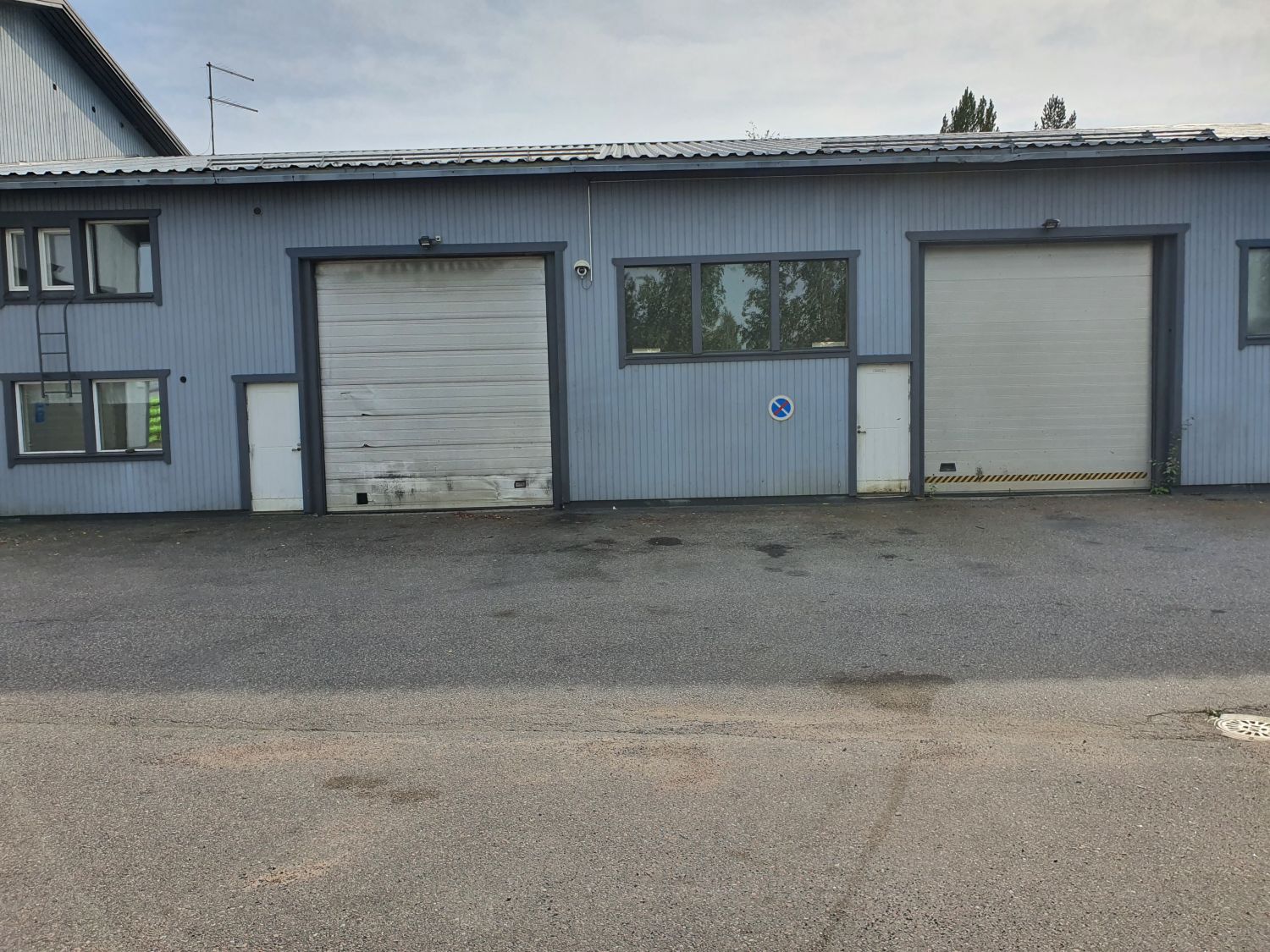 Varasto-/tuotantotilaa Järvenpään Vähänummen teollisuusalueelta, 475 m2. Vapaa sisäkorkeus 4,8 m. 2 nosto-ovea. Tilassa ei kaivoja.  Tila jakaantuu seuraavasti: Hallitila n 300 m2Tsto/muuta tilaa 175 m2 (tätä tsto-tilaa voidaan jakaa pienemmäksi) Lisätiedot: p. 045 261 6555/Mika.Kohteella ei ...