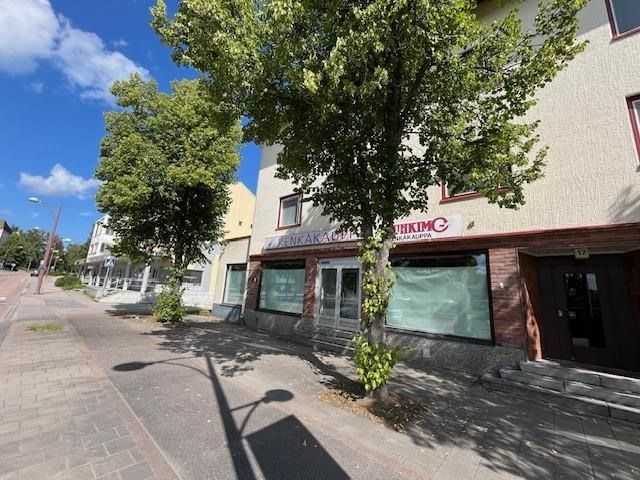 Äänekosken keskustassa tilava katutason liiketila, jossa myymälätilaa, toimisto ja wc. Tavaran toimitukseen lastauslaituri. Tilaan liitettävissä varastotila kellarikerroksesta (139m2), johon käynti pihalta ja itse liiketilasta. Ko. varasto myös vuokrattavissa erikseen 450 €/kk. Varasto on heti vapaa...