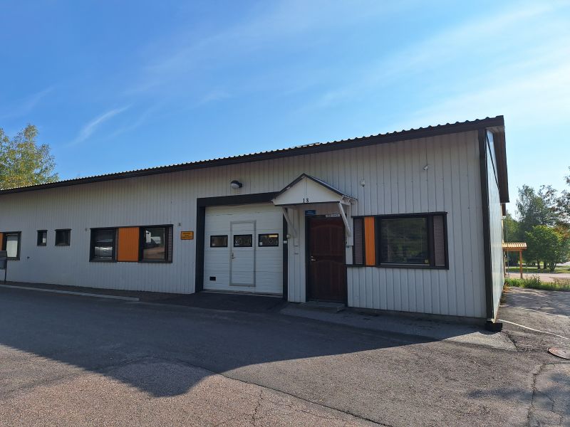 Siisti autolla sisään tila Klaukkalan Järvihaan teollisuusalueella.