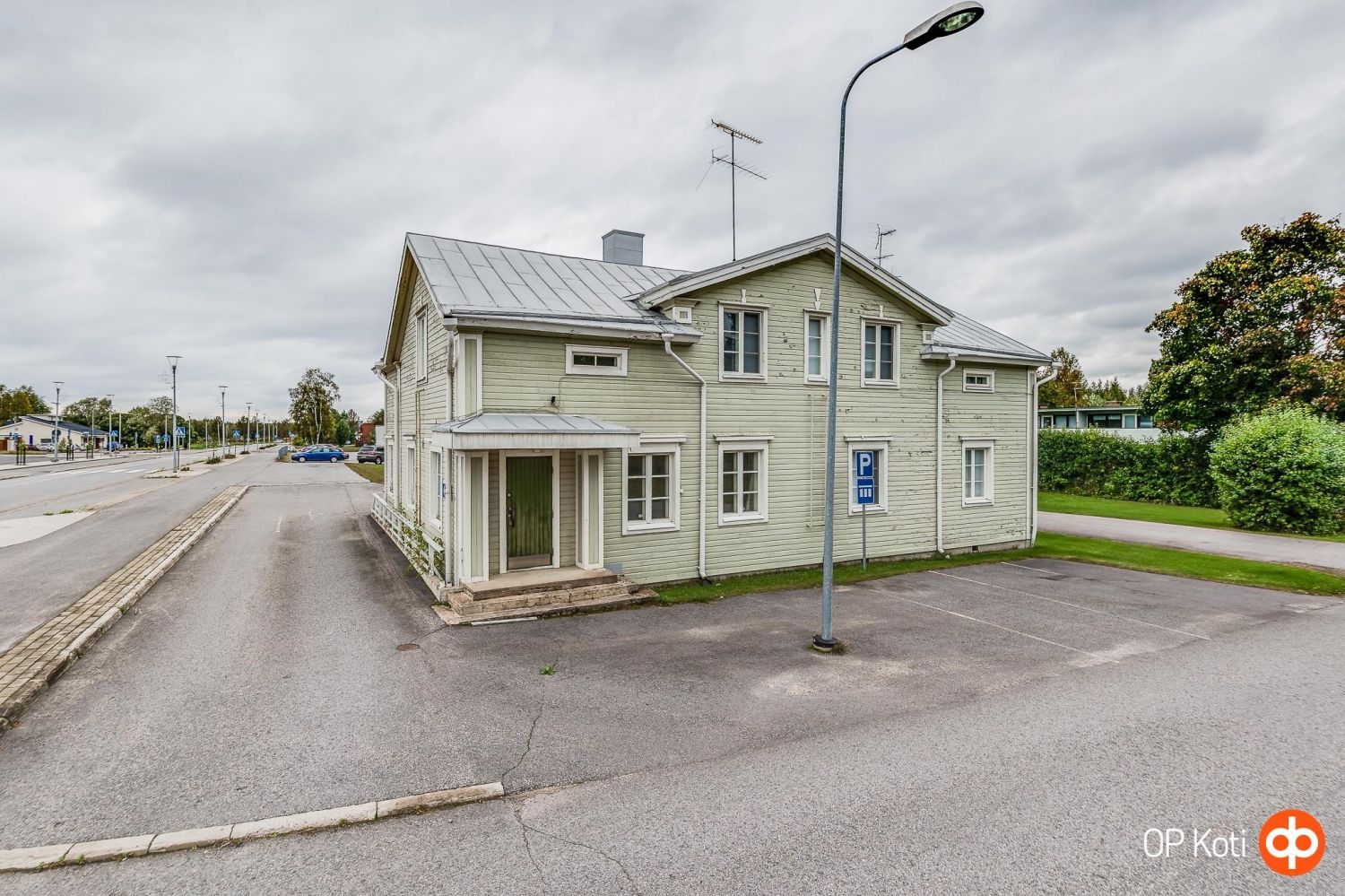 Vanhan Osuuspankki rakennuksen purkamisen jälkeen vapautui Vihannin keskustasta tontti myytäväksi. Tontilla on vanha asu...