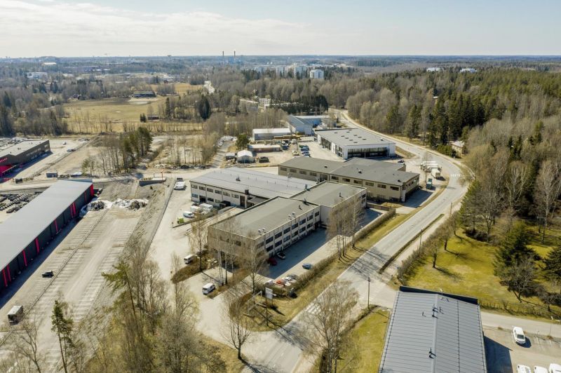 Vuokrattavana perussiistiä varasto-/tuotantotilaa yhteisellä lastauslaiturilla.