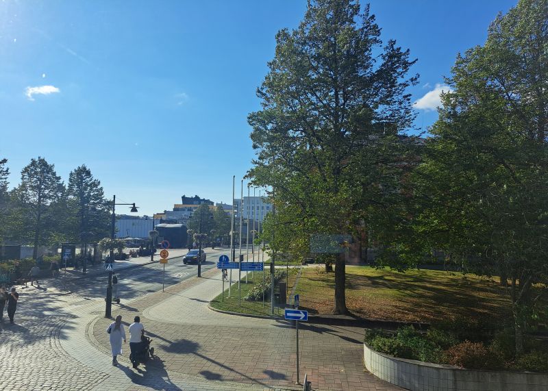 Maisema torilla ja puistoon