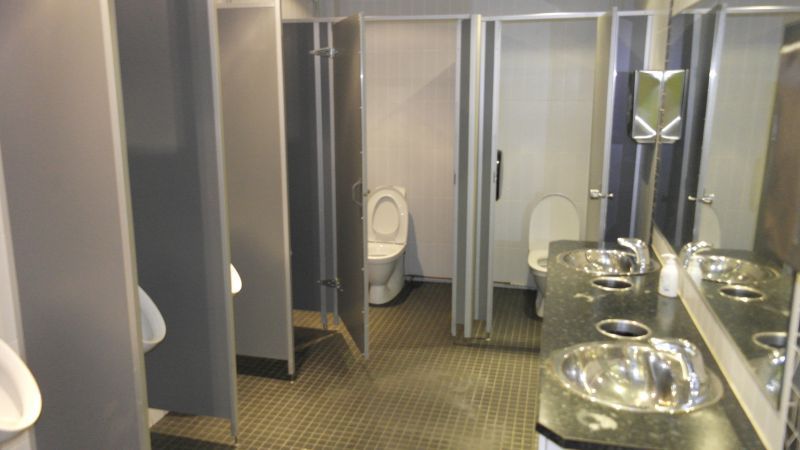 Miesten wc alakerrassa