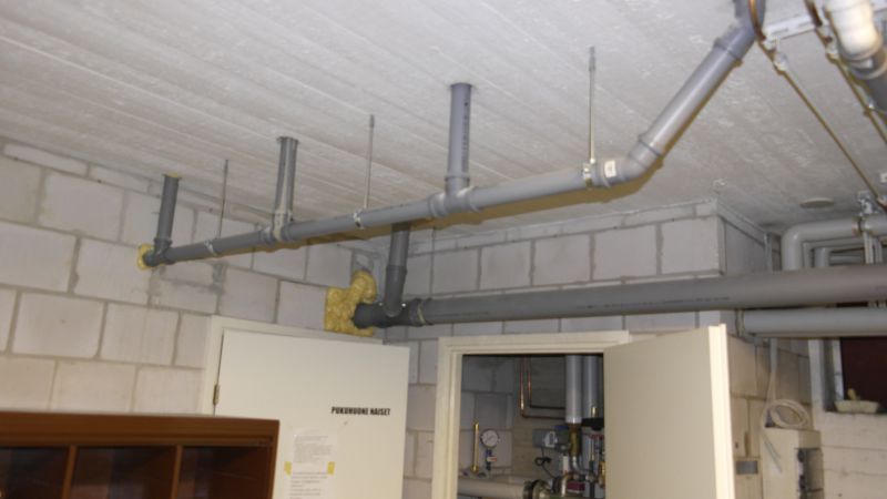 Viemäröinnit kellarissa