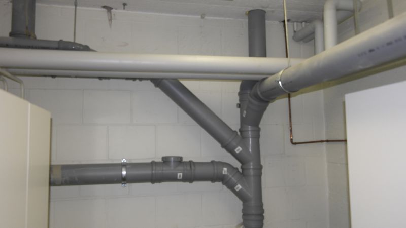 Viemäröinnit kellarissa