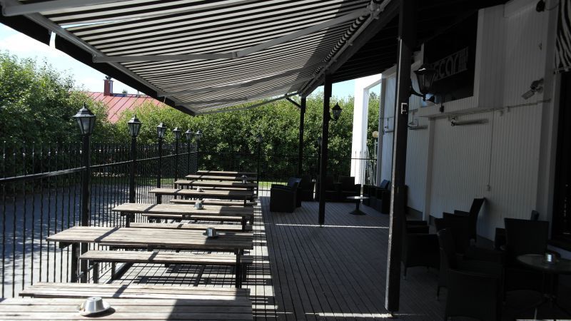 Terassi markiisi alhaalla