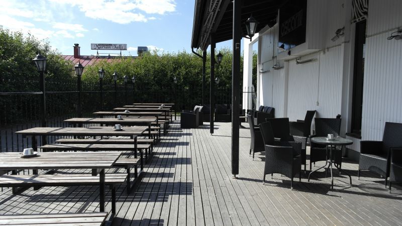 Terassi markiisi ylhäällä