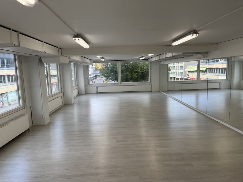 As Oy Hämeenpuisto 17-19 muodostuu kahdesta kerrostalosta ja matalasta liikesiivestä. Katutason liiketiloissa toimii monipuolisesti eri alojen yrityksiä.