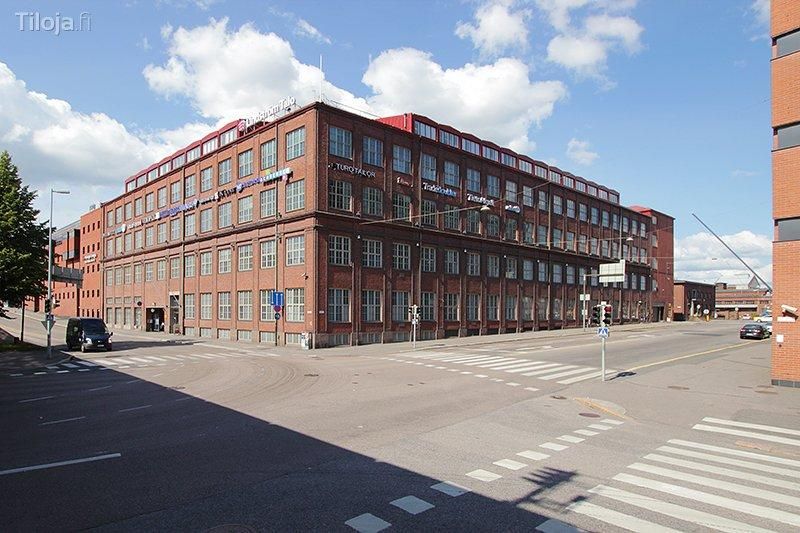 Vuokrattavana korkea ja valoisa toimisto   (133 m2) Lindström talosta.  Avotilan lisäksi toimistossa on yksi huone, keit...