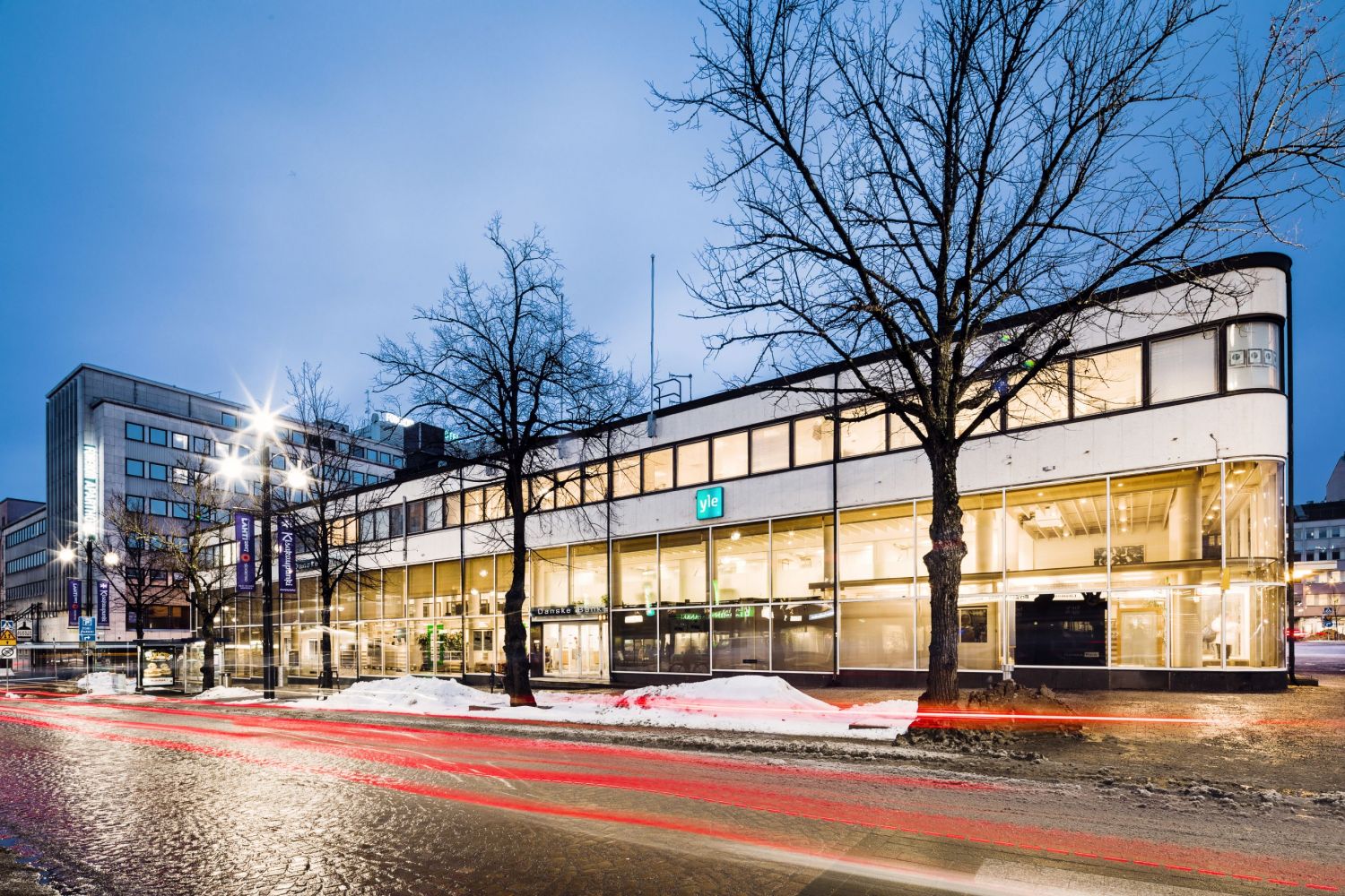 Näyttävä kiinteistö ja toimisto Lahden ydinkeskustassa - huippusijainti torin ja toriparkin vieressä sekä vilkkaan Aleksanterinkadun varrella. Sijainti torin laidalla takaa hyvän näkyvyyden ja tavoittavuuden. Toisen kerroksen vuokrattava huoneisto 270,2 m2 + mahdollisuus 30,2 m² lisätilaan (pohjap...