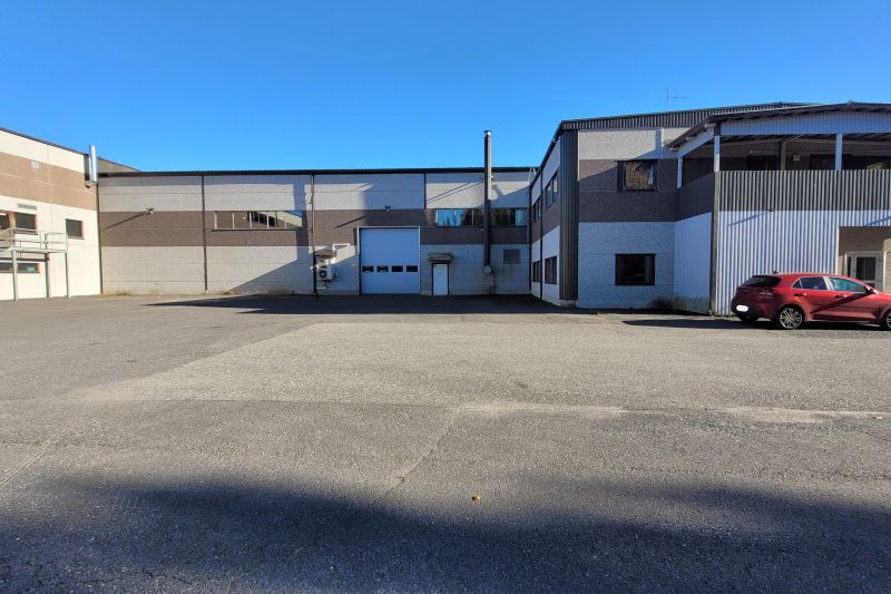 Vuokrataan n. 1085 m2 korkeaa tuotanto- / varastotilaa Heinämäen teollisuusalueelta. Tila vapautuu sopimuksen mukaan. Hallin vapaa korkeus 7,1 metriä ja siltanosturin alla vapaa korkeus 5,6 metriä. Tilassa on kaksi 12,5 tonnin siltanosturia. Tilan leveys on noin 18 metriä ja pituus noin 60,5 metriä....