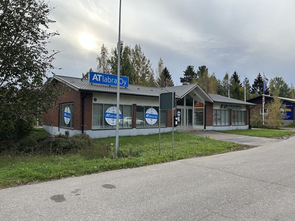 Siistikuntoinen katutason toimisto- ja liikekäyttöön soveltuva tila Vanhan Tampereentien vieressä. Kiinteistöltä on matk...