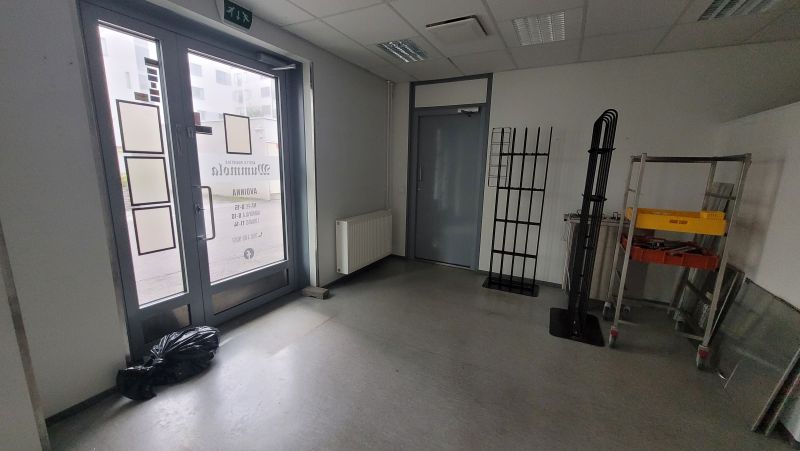 Eteinen / tuulikaappi