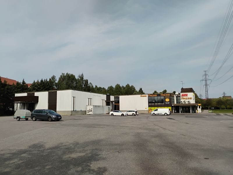 Vuokrattava korkea tuotanto- ja varastotila tunnetulla kauppapaikalla Tammistossa