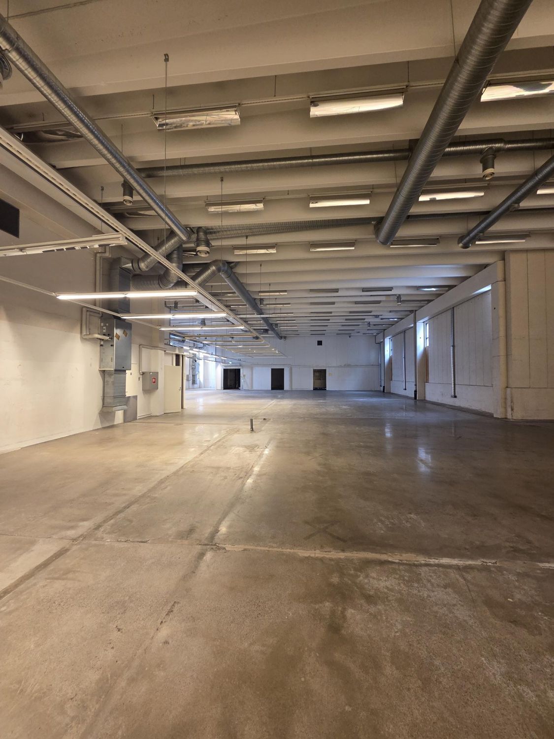 Vuokrattava korkea tuotanto- ja varastotila tunnetulla kauppapaikalla Tammistossa