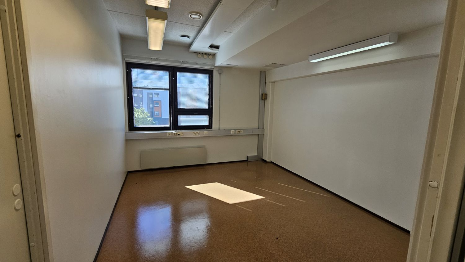 Etelänpuolen huone kahvio-kokoustilan itäpuolella