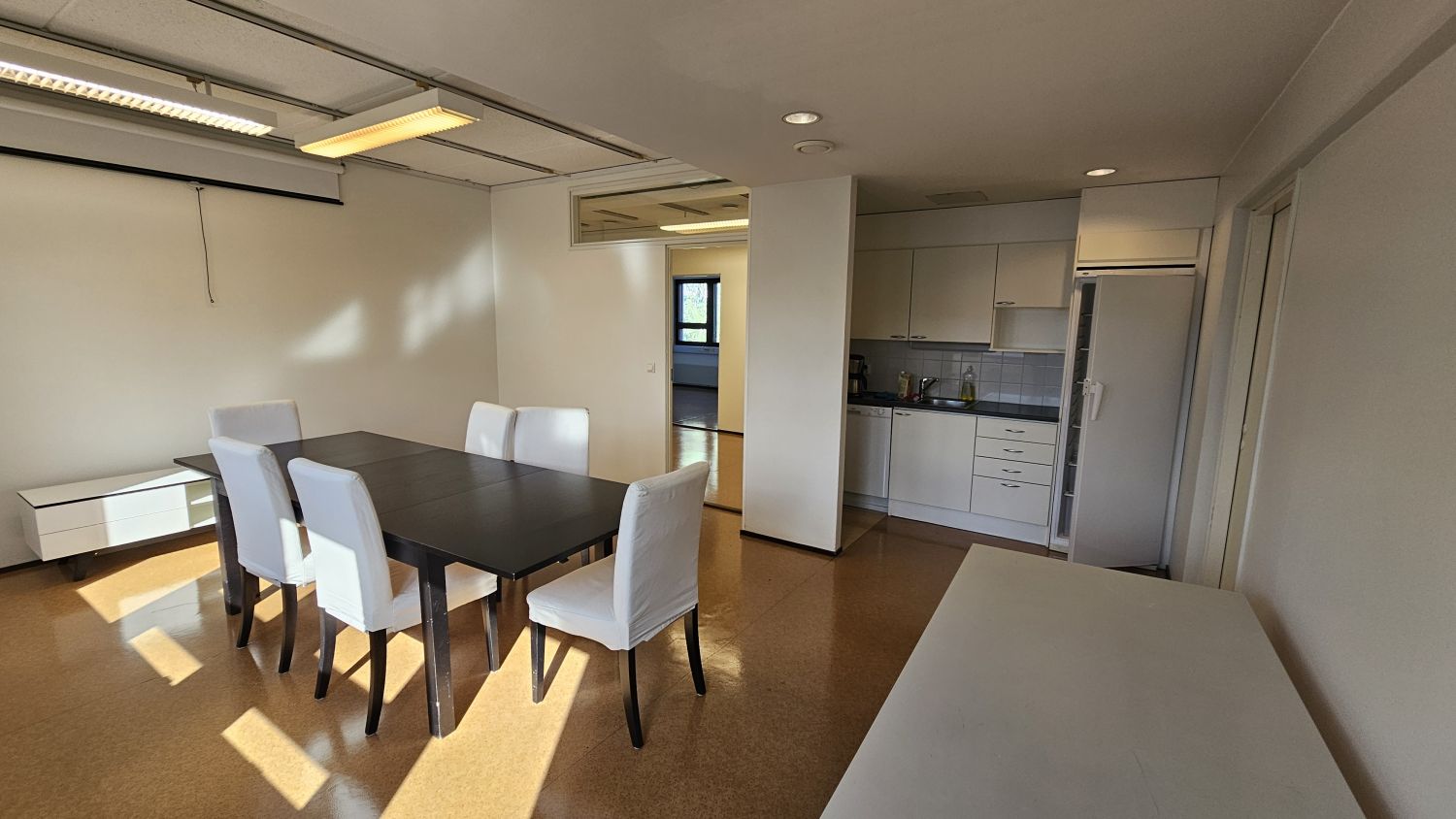 Kahvio-kokoushuone parvekkeen ovelta