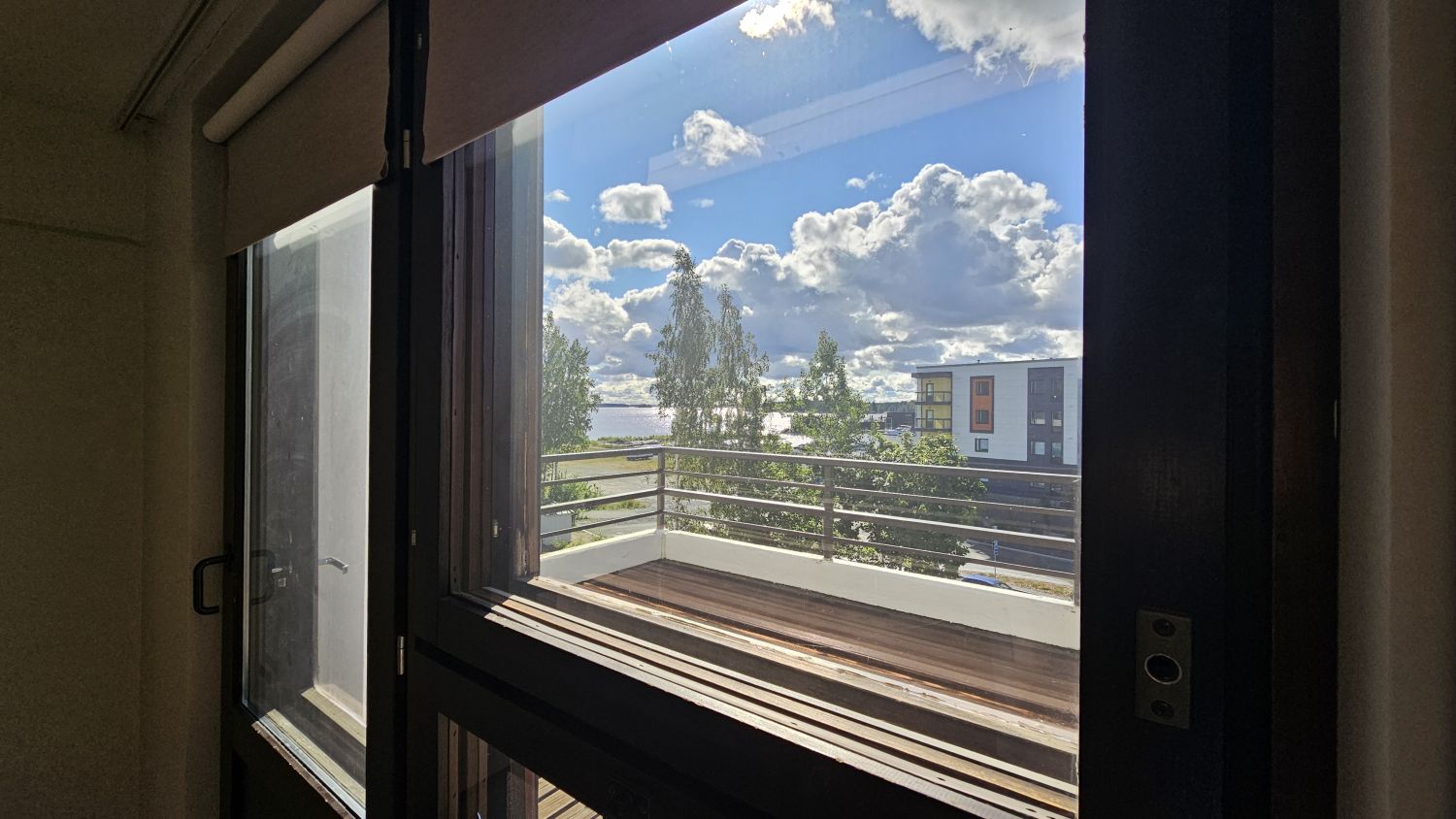 Kahvio-kokoustilasta näkymä parvekkeelle