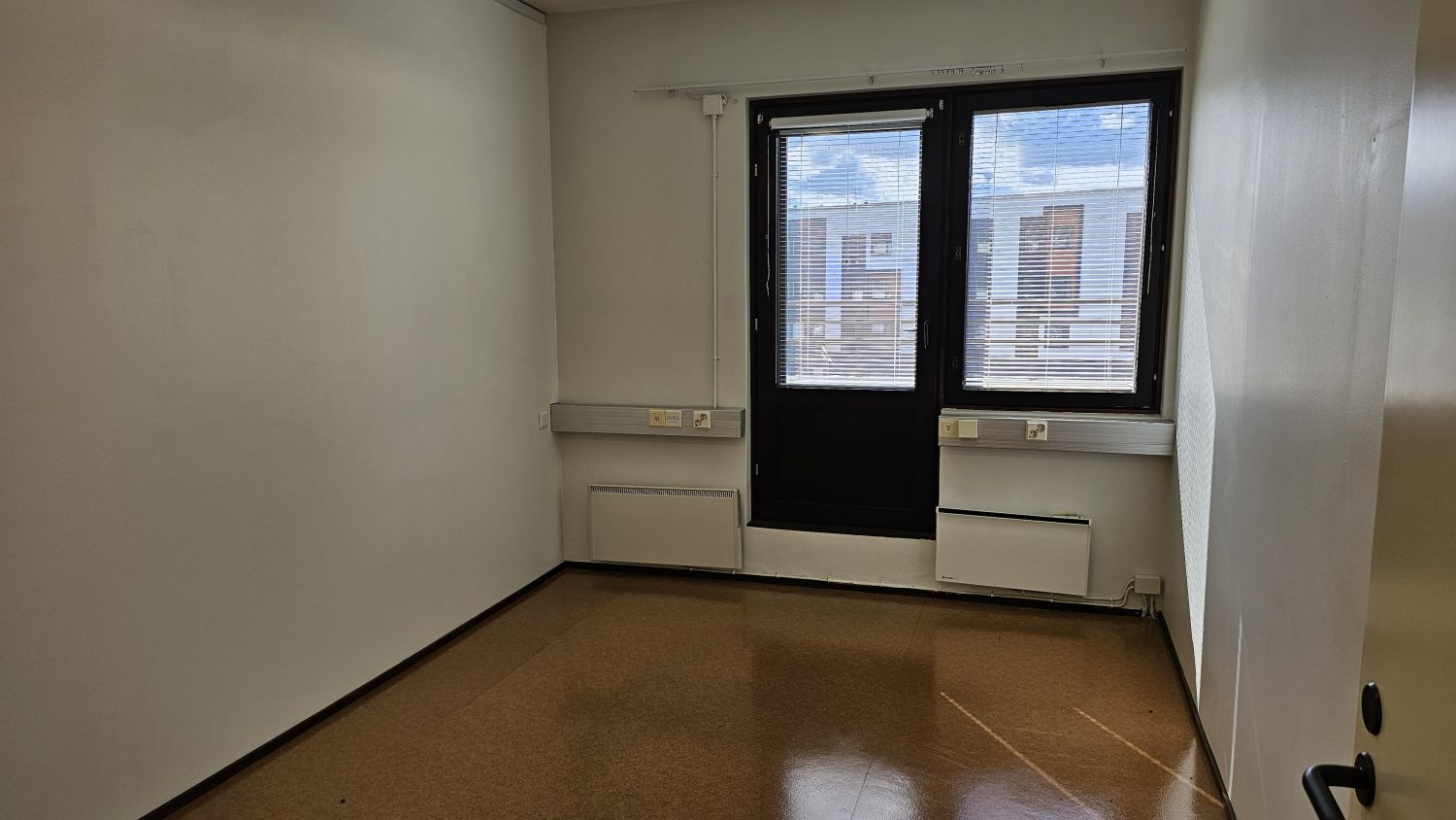 Etelänpuolen huone kahvi-kokoustilan länsipuolella