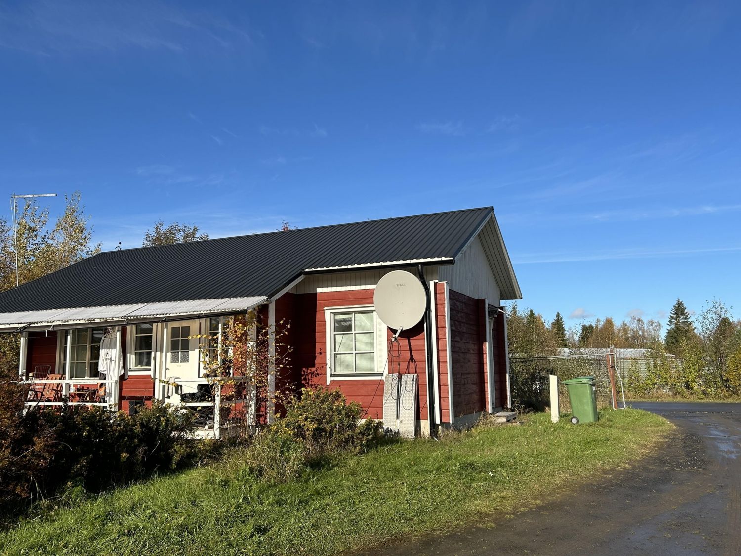 Myydään ruskosta hyvältä paikkaa tontin vuokraoikeus 1150 m2 rakennusoikeudella. Tontin laidassa vuonna 2006 valmistunut 65 m2 talo. Talo toimii hyvin toimistona tai rakennustyömaan taukotilana. Ttv asemakaava ( Yhdistettyjen teollisuus- ja varastorakennusten korttelialue)