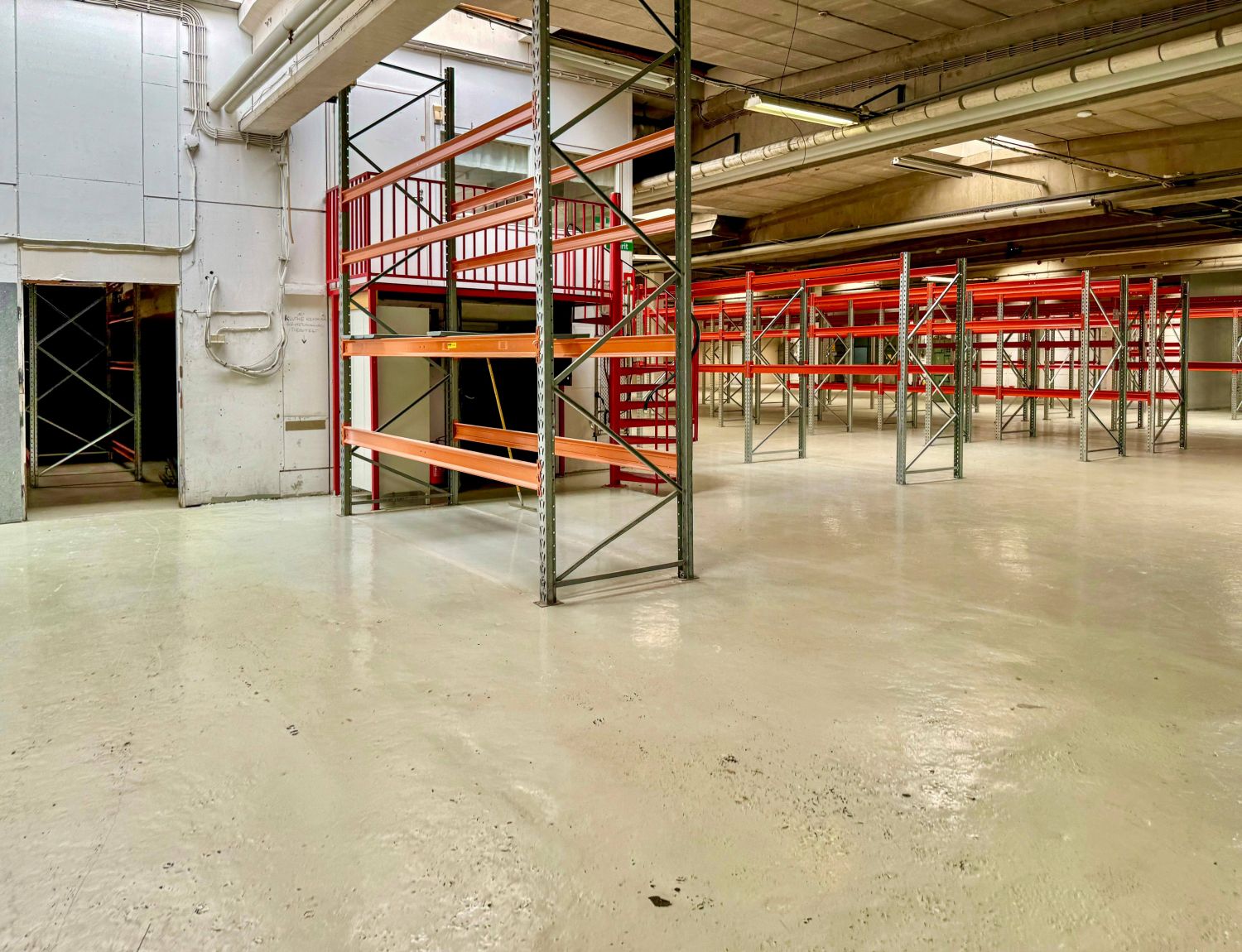 Tarjolla monipuolinen tilakokonaisuus varastoa, toimistoa sekä paljon pihaa. Kiinteistö sijaitsee erinomaisella paikalla Juvan Teollisuuskadun alkupäässä, aivan Kehä III:n tuntumassa. Varastoitila: 1300 m2, alustava vuokrapyyntö 7 €/m2/kk + alv.Maantason toimisto + Paja: 460 + 500 m2, alustava vu...