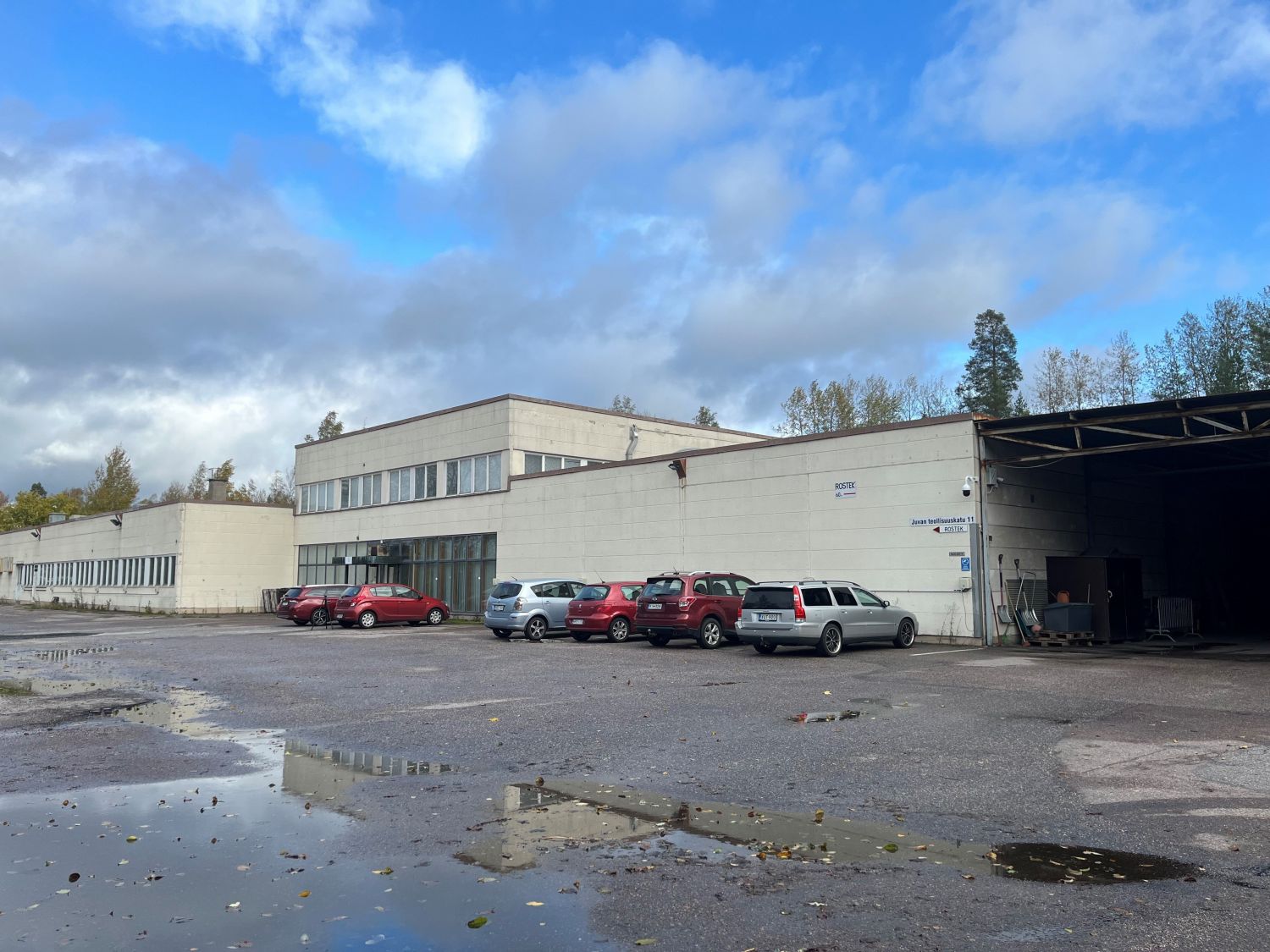 Tarjolla monipuolinen tilakokonaisuus varastoa, toimistoa sekä paljon pihaa. Kiinteistö sijaitsee erinomaisella paikalla Juvan Teollisuuskadun alkupäässä, aivan Kehä III:n tuntumassa. Varastoitila: 1300 m2, alustava vuokrapyyntö 7 €/m2/kk + alv.Maantason toimisto + Paja: 460 + 500 m2, alustava vu...
