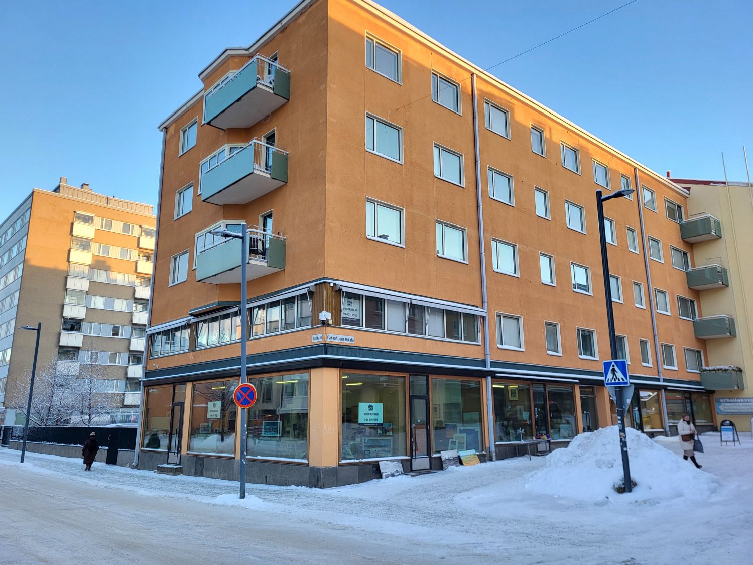 Vuokrataan todella näkyvältä ja vilkkaalta paikalta selkeää ja hyvätasoista liiketilaa!Huoneisto asemoituu Torikadun ja Pakkahuoneenkadun kulmaukseen. Isot ja korkeat näyteikkunat antavat huoneistoon valoa ja ilmettä. Myös toisessa kerroksessa on huoneiston koko leveydeltään ikkunoita. Kellarissa...