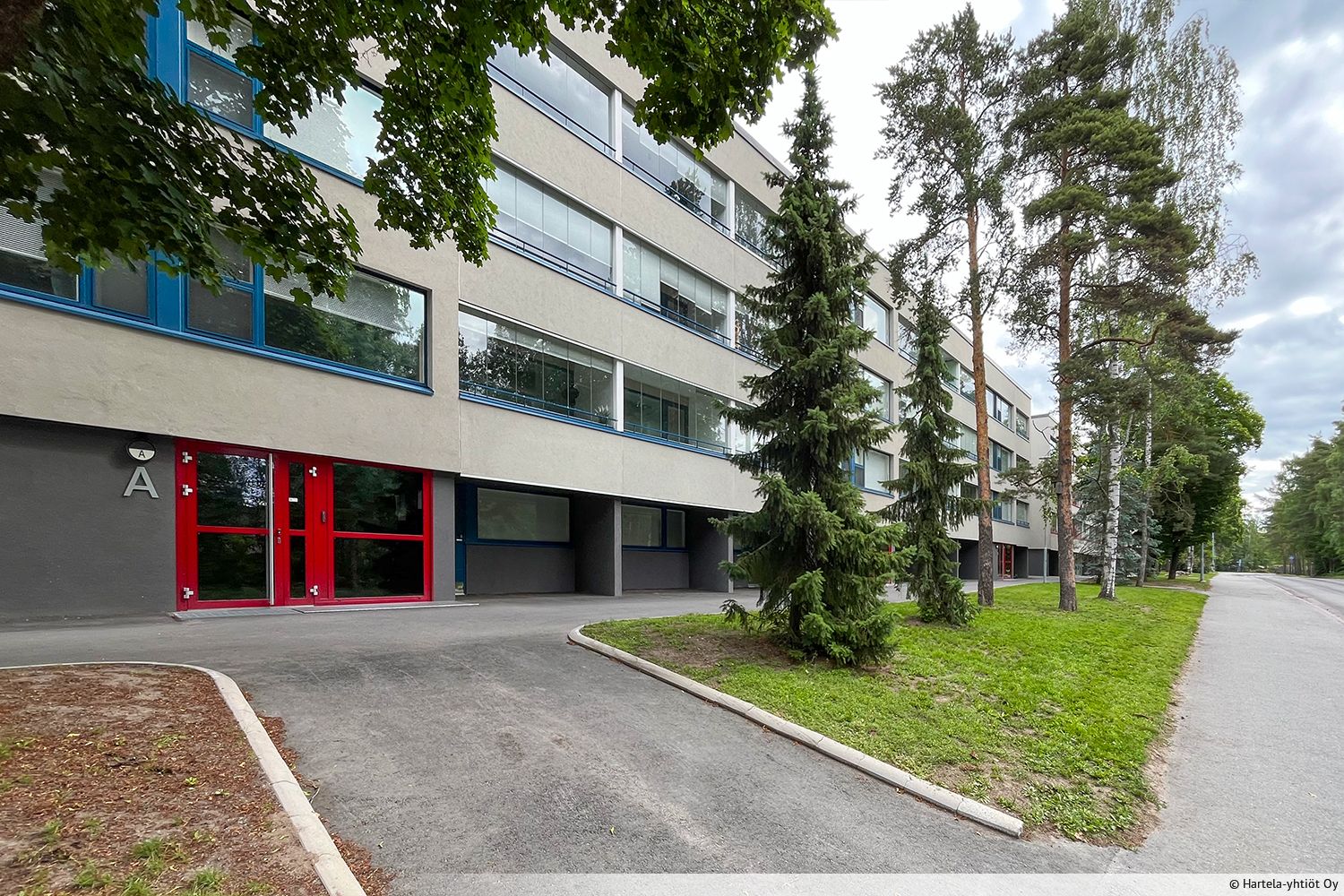 Myydään peruskuntoinen toimistotila Turun Suikkilasta. Myyntihinta 11.000 €. Velaton hinta 39.300 €. Monikäyttöinen toimistotila sijaitsee talon kivijalassa. Tila käsittää kolme huonetta sekä wc:n. Pintaremontilla saat tästä toimivan tilan ...