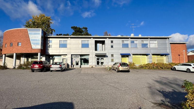 Rakennuksen koko alakerta vapautuu uudelle käyttäjälle viimeistään 1.4.2025. Tila soveltuu monenlaiseen käyttöön.