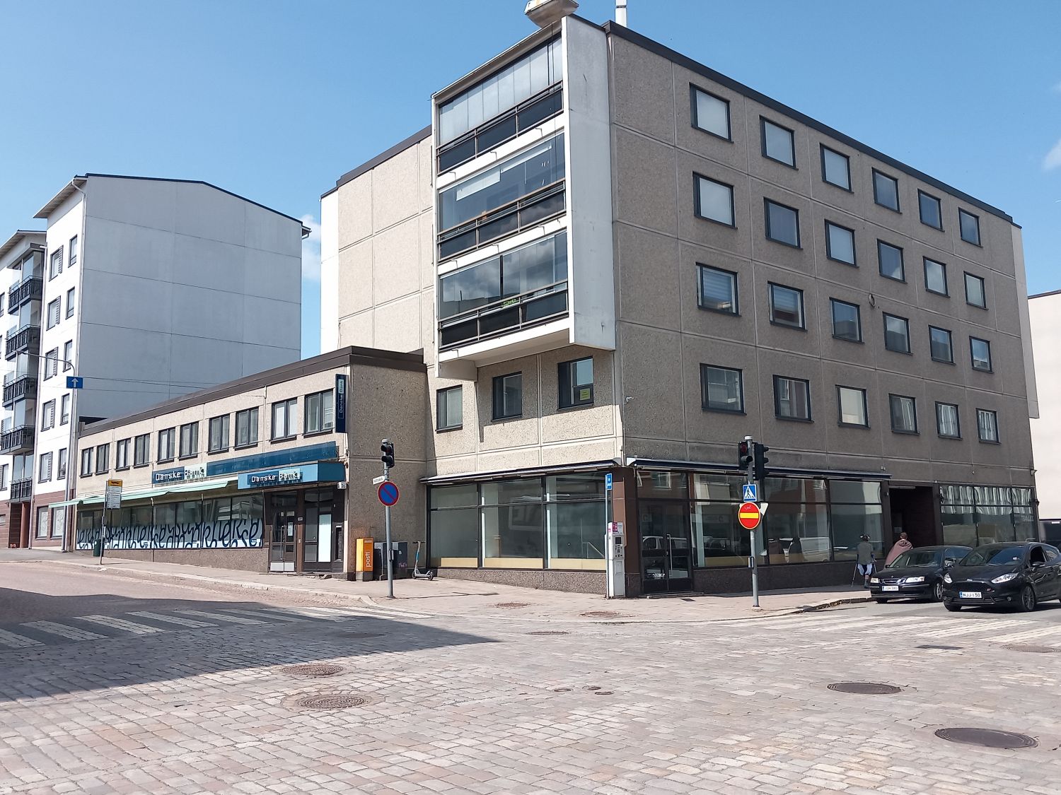 Valoisaa ja korkeatasoista liike-, toimisto- ja varastotilaa ydinkeskustassa. Näyttävä kulmaliiketila (185 m2). Monikäyttöiset, hyväkuntoiset ja muunneltavat toimistotilat (414 m2, 1 krs). Kellarikerroksen varasto-/työ-/sosiaalitilaa (184 m2). Toimistotila vuokrataan erikseen. Osto mahdollinen....